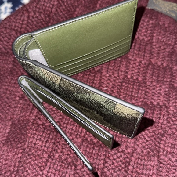 Men’s Or Women’s Coach Tri-fold wallet with Smaller ID/Passport holder inside! - Picture 17 of 17